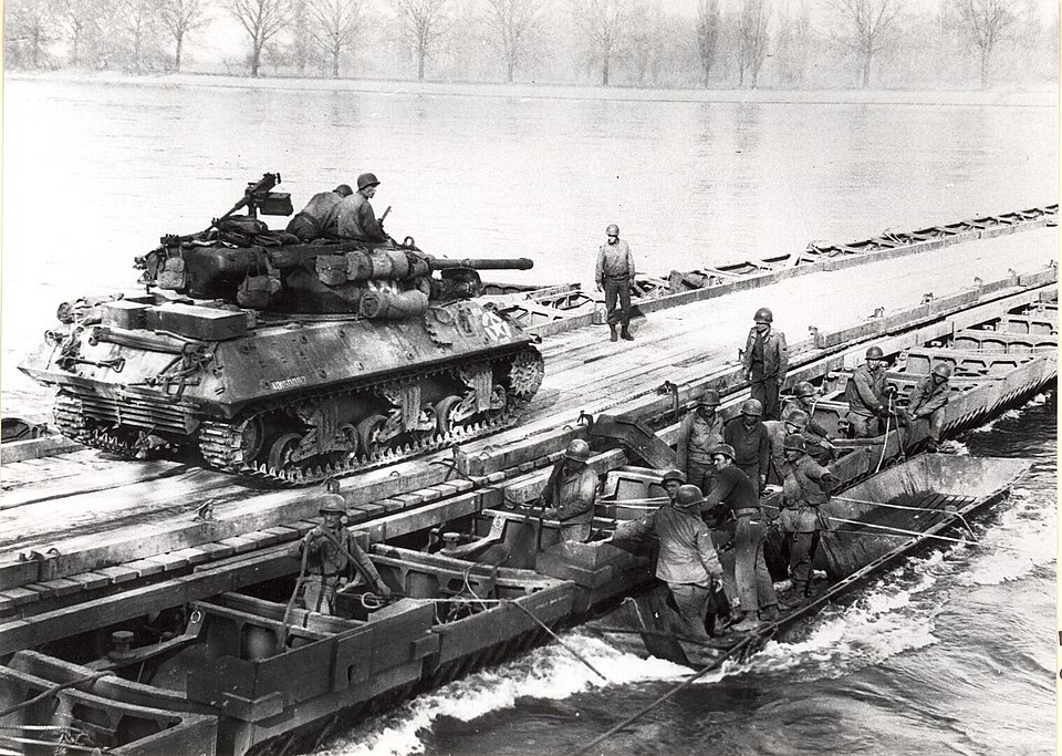 M36 tank destroyer crossing a ponton bridge over the Rhine near Oppenheim, March 1945